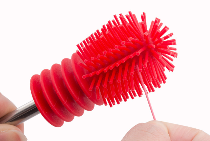 硅膠材質(zhì)對于小孩子和家庭的應(yīng)用是非常廣泛的，像硅膠奶嘴、硅膠奶瓶、硅膠廚具等都是用硅膠材質(zhì)制作而成的，我們在使用硅膠奶瓶的時(shí)候每天都需要清洗很多次，以前清洗硅膠奶瓶的時(shí)候都是用塑料的刷子，或者用毛巾來清洗硅膠奶瓶，那么硅膠奶瓶刷有什么好處呢，硅膠奶瓶刷更安全無毒，清洗的時(shí)候不會(huì)掉毛刷，使用壽命很長，那么硅膠奶瓶刷定制需要注意什么問題，東莞硅膠奶瓶刷定制廠家哪家好，今天硅膠制品廠小編就來和大家介紹一下。