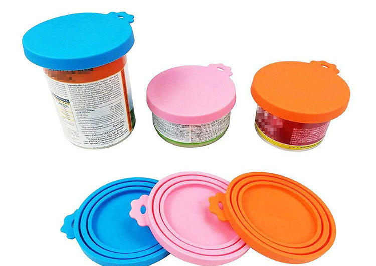 硅膠罐頭蓋-食品級(jí)硅膠寵物罐頭蓋定制廠家電話-東莞硅膠罐頭蓋工廠批發(fā)價(jià)格，蓋子有三種尺寸大小，可以蓋不同大小的罐頭，是連在一起的哈，不是分開的喲，直接整個(gè)套在打開的貓罐頭上就可以啦，用起來(lái)也非常方便。蓋上之后就不怕罐頭壞啦，第二天照樣可以打開，可以繼續(xù)享受美味， 還有配套的小勺子，用來(lái)挖濕糧什么的可方便咯~~采用硅膠材料精制而成，無(wú)毒無(wú)害，產(chǎn)品設(shè)計(jì)精巧，不易變形，很軟的手感，不是那種硬邦邦的，密封性更好。 